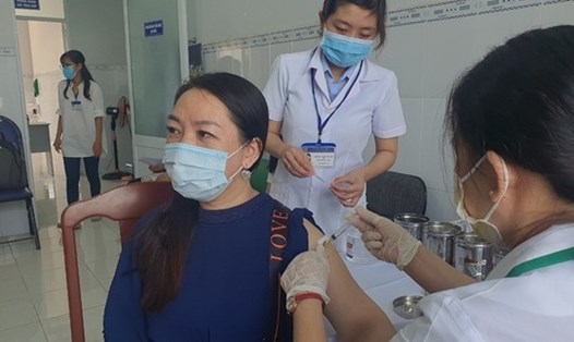 Đội ngũ truyền thông tại tỉnh Bạc Liêu đã tiêm vaccine mũi hai vaccine phòng chống COVID-19. Ảnh: Nhật Hồ