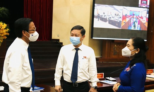Ông Dương Anh Đức (giữa) tái đắc cử Phó Chủ tịch UBND TPHCM nhiệm kỳ 2021 - 2026.   Ảnh: Long Hồ