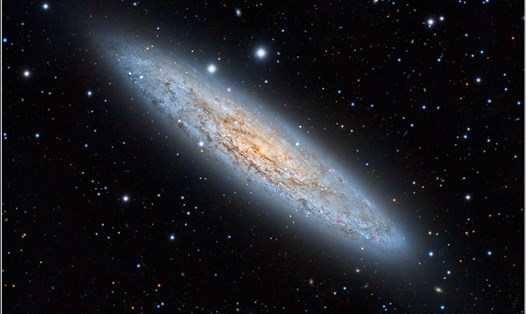 Thiên hà Ngọc Phu (còn được gọi là NGC 253). Ảnh: NASA