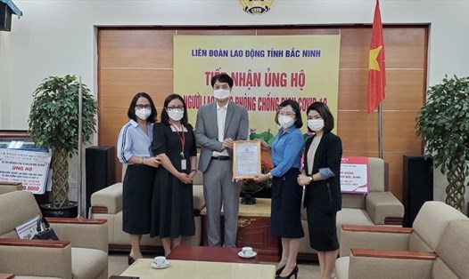 Đại diện LĐLĐ tỉnh Bắc Ninh trao giấy Chứng nhận ủng hộ cho bà Nguyễn Linh Giang, Phó tổng giám đốc cùng đại diện của  LOTTE Finance