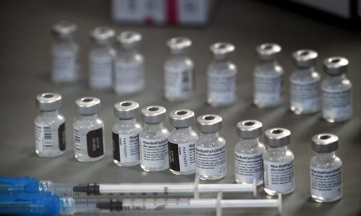 Vaccine COVID-19 của Pfizer và AstraZeneca có thể chống các biến thể Delta, Kappa. Ảnh: AFP