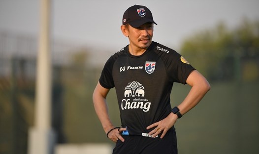 Huấn luyện viên tạm quyền Anurak Srikerd của đội tuyển Thái Lan trong thời gian ông Akira Nishino vắng mặt. Ảnh: Thairath