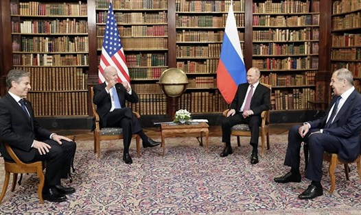 Tổng thống Nga Vladimir Putin và Tổng thống Mỹ Joe Biden trong cuộc gặp ở Geneva tại Villa La Grange. Ảnh: AFP