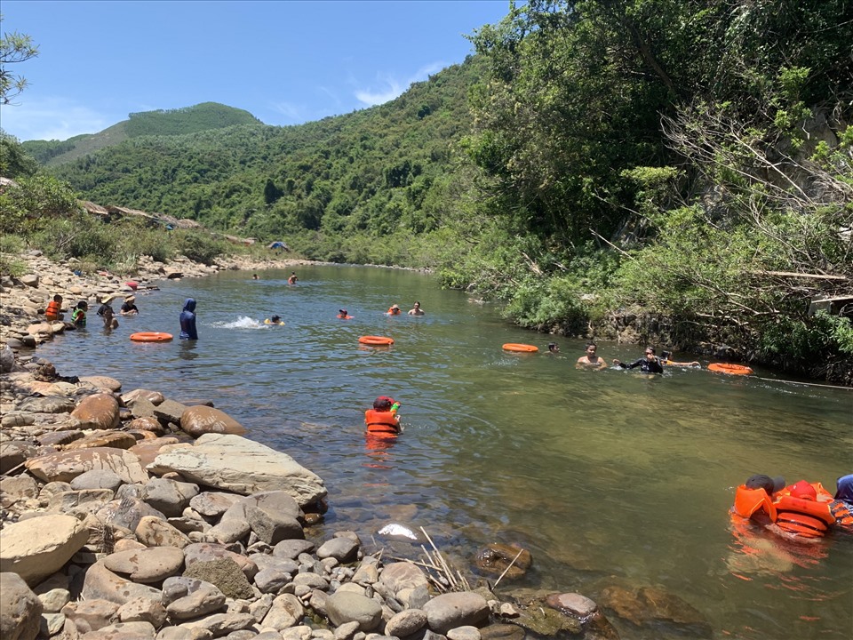 Suối Hầm Heo có nước trong xanh, mát lành, là điểm nghỉ mát lí tưởng cho những ngày hè nóng bức. Ảnh: Đào Hưởng.