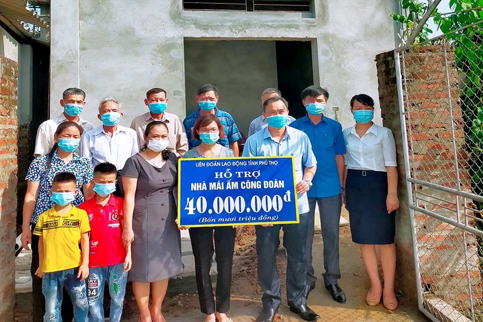 Ông Phạm Sơn, Phó Chủ tịch thường trực LĐLĐ tỉnh cùng các đại biểu trao số tiền 40 triệu đồng hỗ trợ gia đình đoàn viên Tô Thị Thuận. Ảnh: Khánh Vân