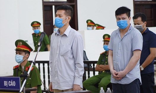 Cựu Giám đốc CDC Hà Nội - Nguyễn Nhật Cảm (trên cùng) và đồng phạm tại toà. Ảnh: V.Dũng