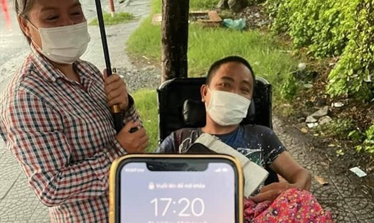Vợ chồng anh Cường, chị Hương bên chiếc iPhone 11 mà họ nhặt được. Ảnh: Minh Châu