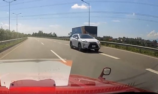 Chiếc xe (màu trắng) do tài xế Đ điều khiển đi ngược chiều trên cao tốc Nội Bài - Lào Cai. Ảnh: Cục Cảnh sát giao thông