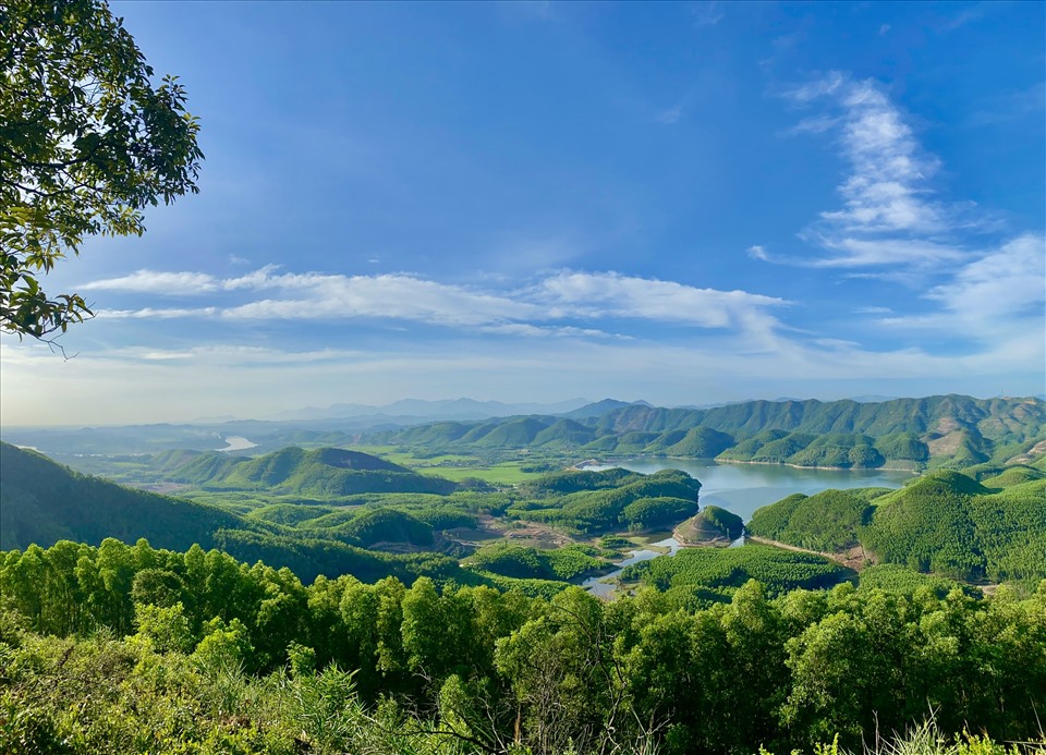 Lên đến đỉnh núi Hòn Vượn, du khách được ngắm nhìn trời mây, núi sông tuyệt đẹp. Ảnh: Quỳnh Nhi.