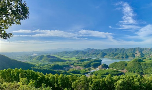 Lên đến đỉnh núi Hòn Vượn, du khách được ngắm nhìn trời mây, núi sông tuyệt đẹp. Ảnh: Quỳnh Nhi.