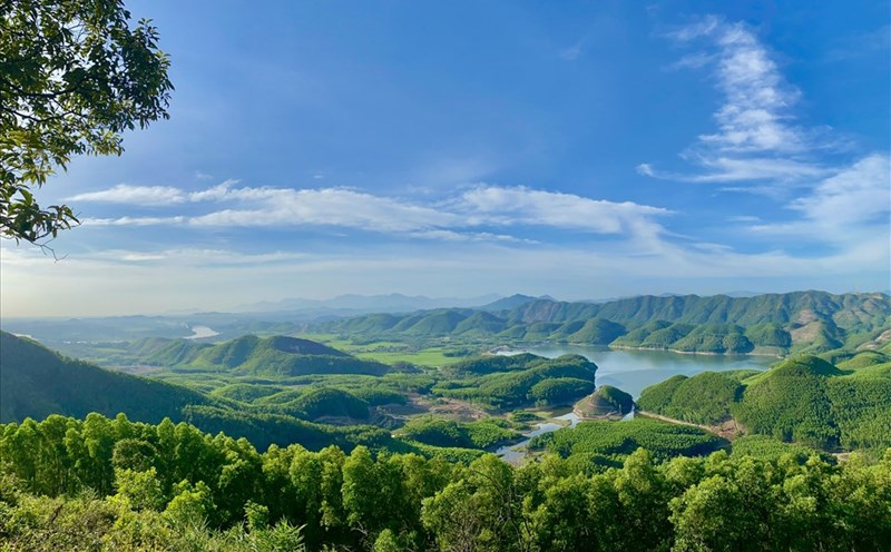 Lên đến đỉnh núi Hòn Vượn, du khách được ngắm nhìn trời mây, núi sông tuyệt đẹp. Ảnh: Quỳnh Nhi.