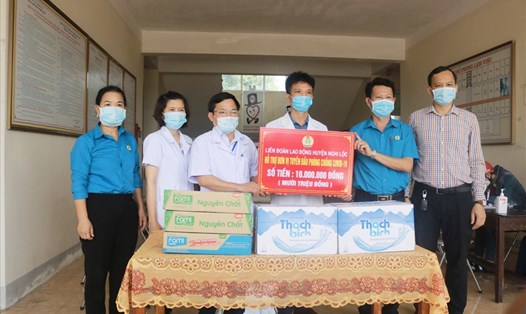 LĐLĐ huyện Nghi Lộc (Nghệ An) tặng quà động viên lực lượng tuyến đầu chống dịch COVID-19. Ảnh: TT