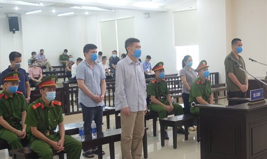Cựu Giám đốc CDC Hà Nội - Nguyễn Nhật Cảm (hàng đầu, bên trái) và các bị cáo tại phiên toà phúc thẩm. Ảnh: V.Dũng