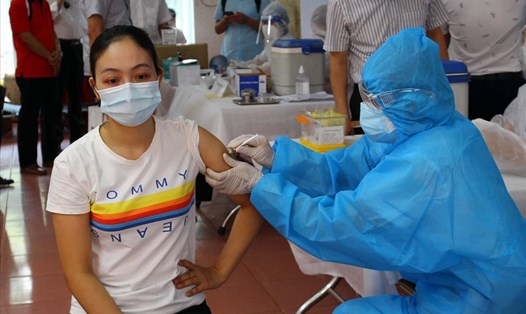 Tiêm vaccine COVID-19 cho công nhân ở Bắc Giang. Nguồn: Bộ Y tế