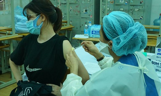 Tiêm chủng vaccine COVID-19 tại điểm tiêm Trường THCS Huỳnh Khương Ninh (Quận 1, TPHCM). Ảnh: Thanh Chân