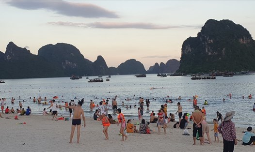 Quảng Ninh cho phép mở cửa trở lại các hoạt động du lịch, dịch vụ nhưng chỉ đón khách nội tỉnh từ 8.6.2021. Ảnh: Nguyễn Hùng
