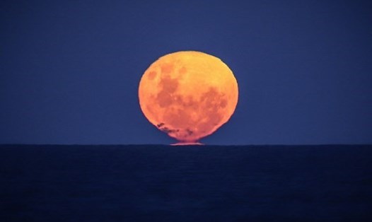Siêu trăng cuối cùng của năm 2021 diễn ra vào đêm 24.6. Ảnh: AFP