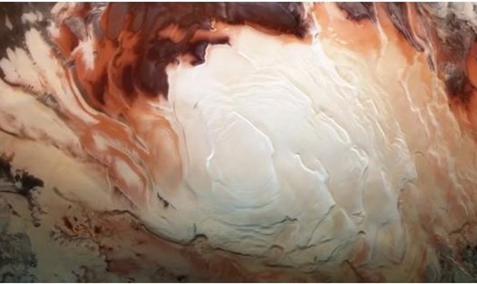 Cơ quan Vũ trụ Châu Âu gọi hình ảnh tuyệt đẹp về bề mặt sao Hỏa này là "Xoáy cappuccino ở cực nam sao Hỏa". Ảnh: Cơ quan Vũ trụ Châu Âu