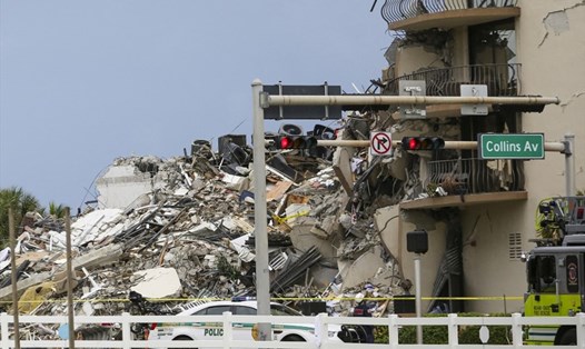 Hiện trường vụ sập nhà gần bãi biển Miami. Ảnh: AFP