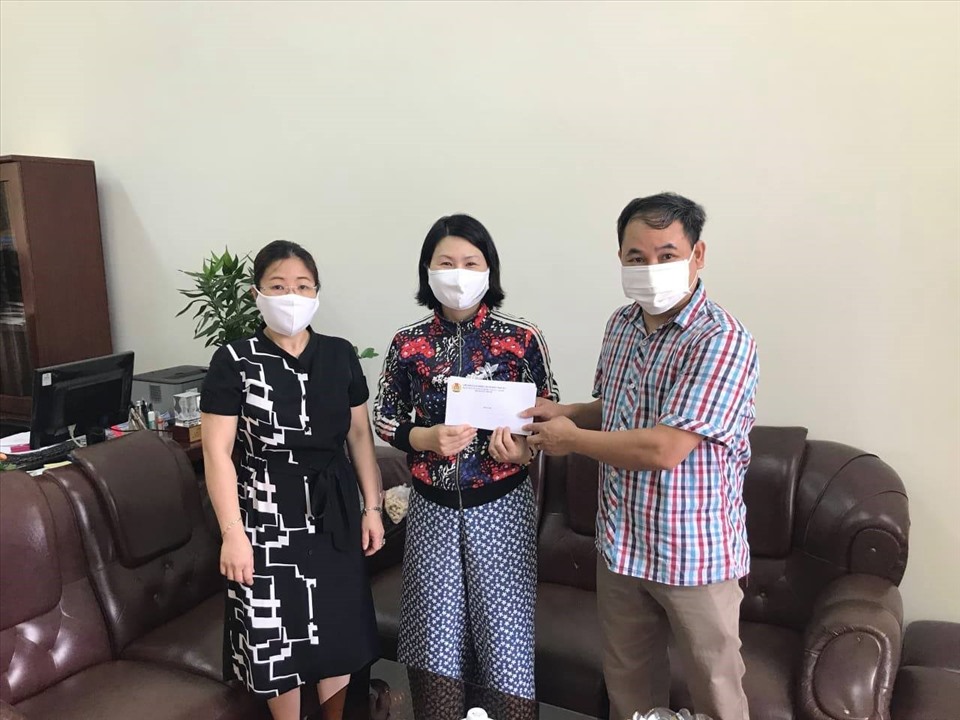 Lãnh đạo LĐLĐ Thành phố Vĩnh Yên (tỉnh Vĩnh Phúc) trao hỗ trợ cho Trường MN TT Kinder's Sk. Ảnh: Quốc Hương