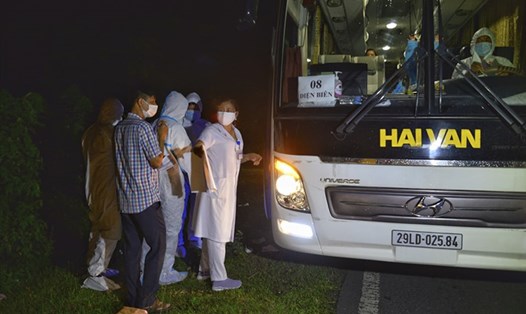 Đoàn xe đón công dân từ Bắc Giang về Điện Biên lúc nửa đêm. Ảnh: Văn Thành Chương