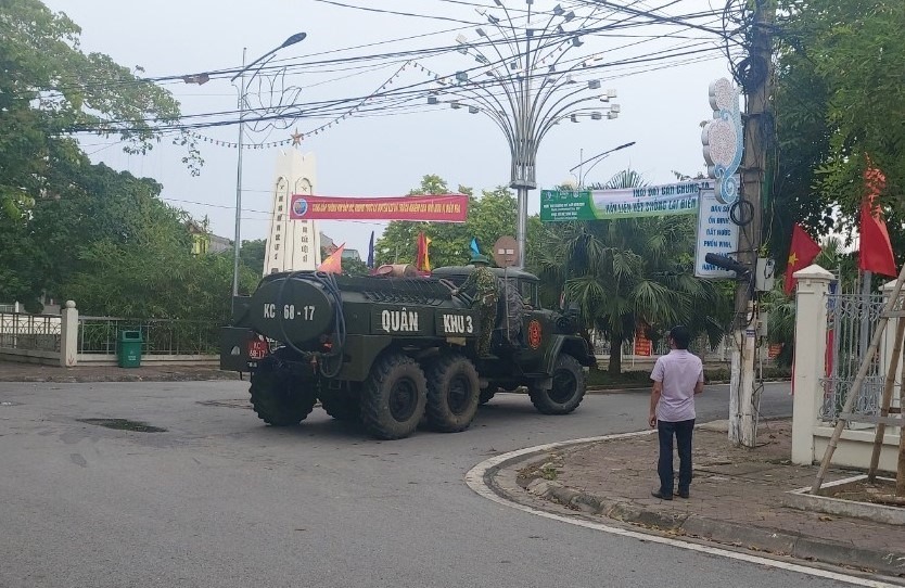 Hải Phòng phun hóa chất khử trùng các tuyến đường giao thông chính khu vực huyện Vĩnh Bảo ngày 24.6. Ảnh Cổng TTĐT Hải Phòng
