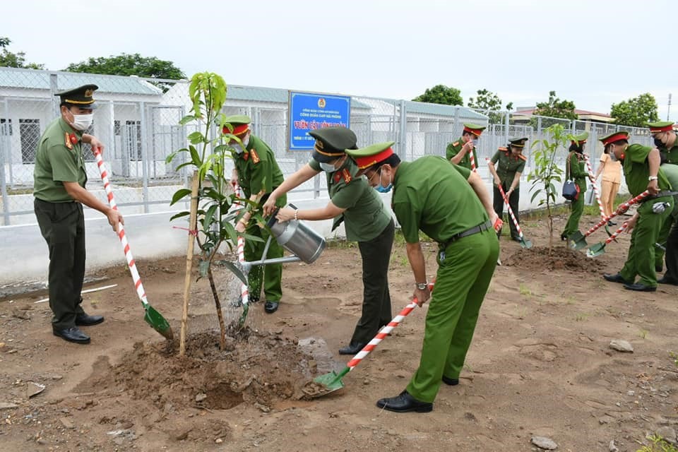 Đoàn viên Công đoàn Công an Nhân dân hưởng ứng chương trình “Vườn cây Công đoàn”. Ảnh: CĐCA