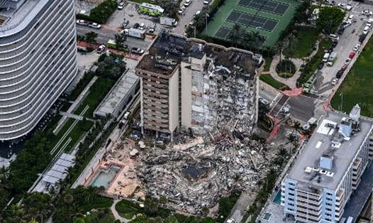 Toàn cảnh vụ sập một phần tòa nhà cao tầng ở Florida, Mỹ ngày 24.6 nhìn từ trên cao. Ảnh: AFP