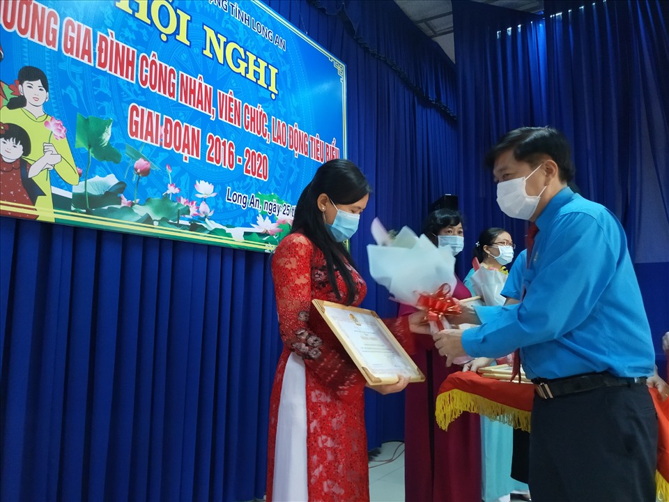 Ông Nguyễn Văn Quí - Chủ tịch LĐLĐ tỉnh Long An trao Bằng khen cho các gia đình CNVCLĐ tiêu biểu. Ảnh: K.Q