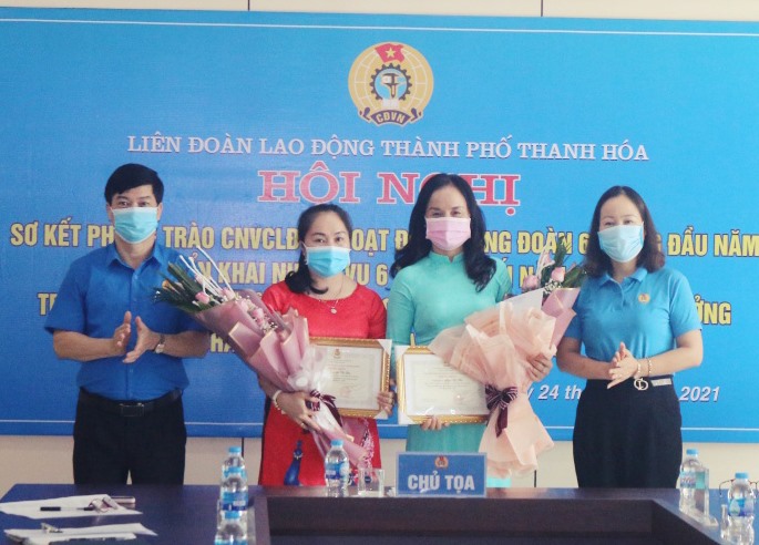 Bà Trịnh Thị Hoa - Phó Chủ tịch LĐLĐ tỉnh Thanh Hoá trao giấy chứng nhận gia đình CNVCLĐ tiêu biểu, giai đoạn 2016-2020. Ảnh: T.H