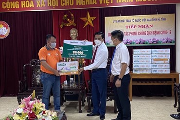 Đại diện Quỹ Phát triển Tài năng Việt của Ông Bầu trao tặng 25.000 sản phẩm sữa tươi NutiMilk cho tỉnh Hà Tĩnh.