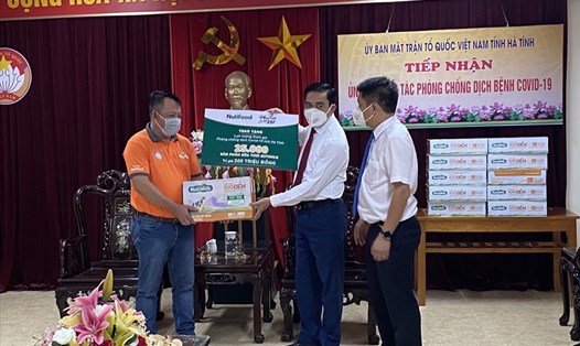 Đại diện Quỹ Phát triển Tài năng Việt của Ông Bầu trao tặng 25.000 sản phẩm sữa tươi NutiMilk cho tỉnh Hà Tĩnh.