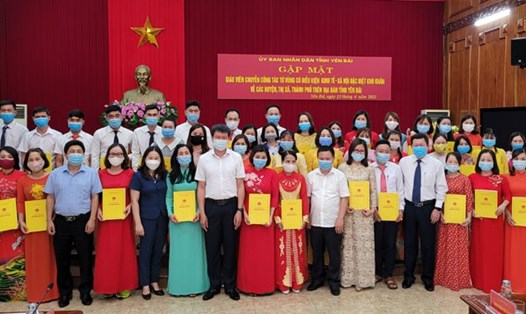 Ông Trần Huy Tuấn - Chủ tịch UBND tỉnh Yên Bái chụp ảnh kỉ niệm cùng 45 giáo viên chuyển công tác theo nguyện vọng từ vùng đặc biệt khó khăn về huyện, thị xã, thành phố. Ảnh: Văn Đức.