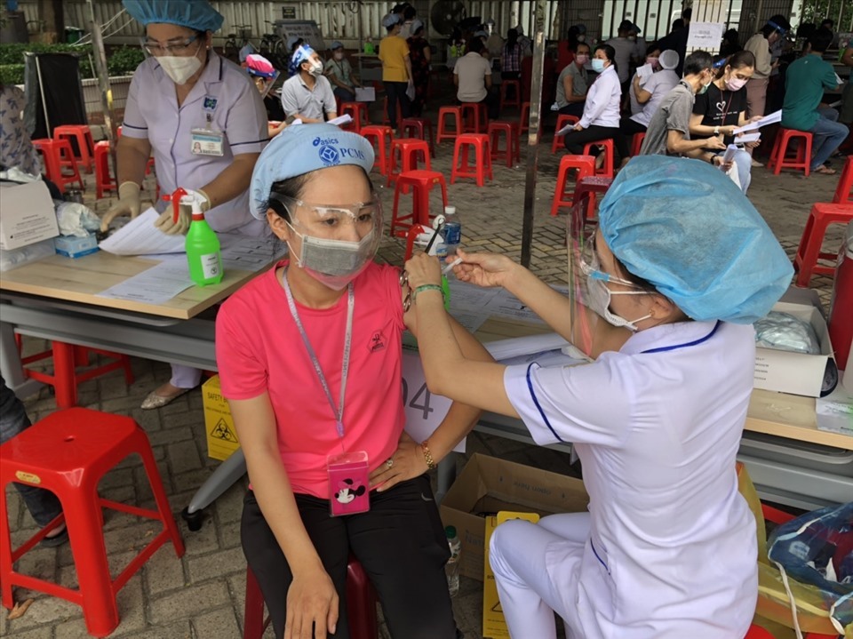 Gần 70.000 NLĐ ở 389 doanh nghiệp, đơn vị được tiêm vaccine phòng ngừa COVID-19. Ảnh Đức Long