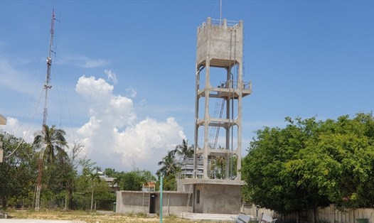 Công trình nước sạch ở xã đảo Tam Hải được đầu tư hơn 4 tỉ đồng nhưng không đưa vào sử dụng. Ảnh: Thanh Chung