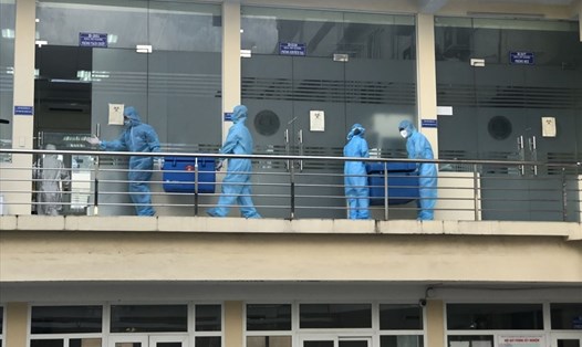 Lực lượng y tế Quảng Ninh tiếp tục điều tra dịch tễ, lẫy mẫu thực hiện xét nghiệm SARS-CoV-2. Ảnh: CDC Quảng Ninh
