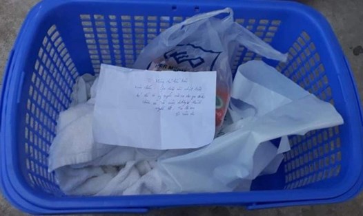 Chiếc giỏ đựng bé trai sơ sinh bị bỏ rơi cùng vài dòng chữ nhắn gửi ở Thái Bình. Ảnh: CTV.