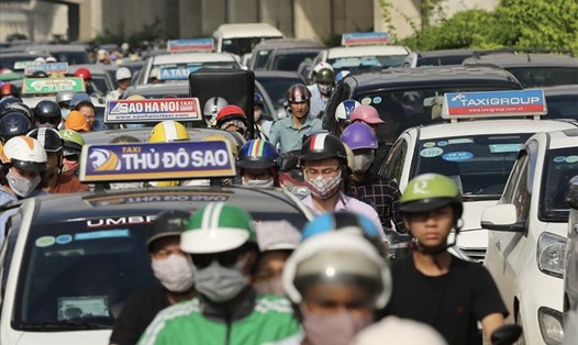 Xe taxi ngoại tỉnh tràn về Hà Nội hoạt động khiến giao thông ùn tắc (ảnh chụp trước thời điểm dịch COVID-19 bùng phát).Ảnh: H.Nguyễn