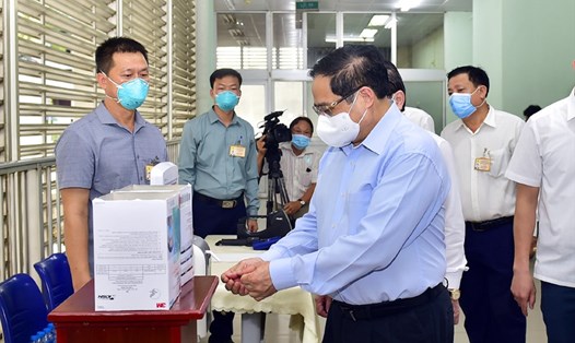 Thủ tướng Phạm Minh Chính thăm và làm việc tại Bệnh viện Đại học Y dược TPHCM hôm 13.5. Ảnh: Nhật Bắc VGP