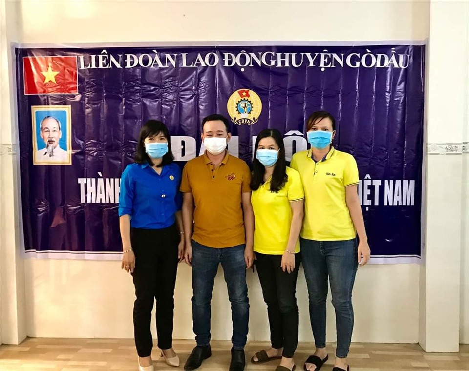 Bà Trần Thị Thanh Kiều - Chủ tịch Liên đoàn Lao động huyện chúc mừng BCH công đoàn ra mắt Đại hội. Ảnh LĐLĐ Tây Ninh cung cấp