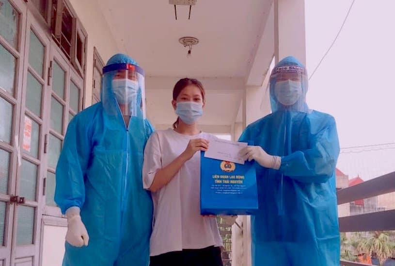 Nữ công nhân lao động trong khu cách ly nhận quà của LĐLĐ tỉnh Thái Nguyên. Ảnh: CĐTN