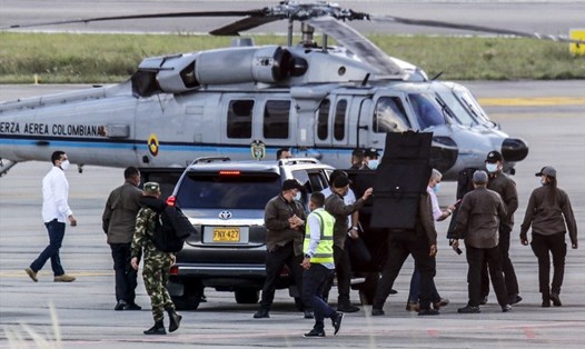 Trực thăng chở Tổng thống Colombia Ivan Duque  tại đường băng của sân bay Quốc tế Camilo Daza sau khi trực thăng trúng đạn ở Cucuta ngày 25.6. Ảnh: AFP