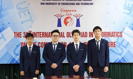 4 thí sinh tham dự Kỳ thi Olympic Tin học quốc tế. Em Trương Văn Quốc Bảo (thứ 2 từ trái sang), em Nguyễn Hoàng Vũ (ngoài cùng bên phải). Ảnh: PV