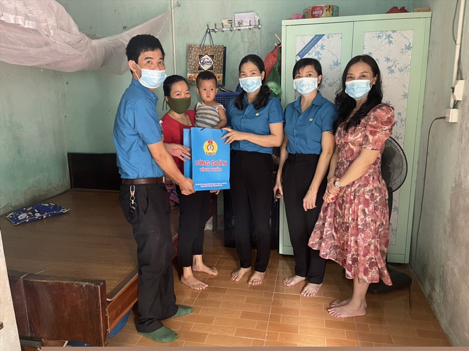 Bà Trịnh Thị Thoa, Chủ tịch Liên đoàn Lao động tỉnh Vĩnh Phúc (thứ 3 từ phải qua) trao quà tới gia đình công nhân lao động. Ảnh: Lâm Nguyễn