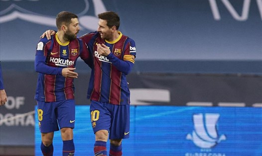 Jordi Alba không chỉ rất ăn ý mà còn là bạn thân của Lionel Messi ở Barcelona. Ảnh: AFP