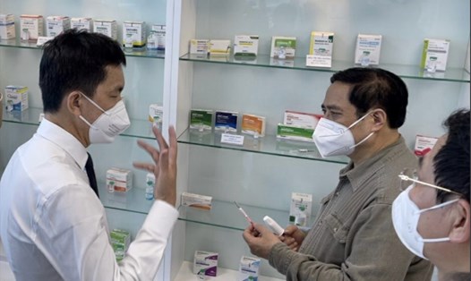 Thủ tướng làm việc với Công ty Cổ phần Công nghệ sinh học dược Nanogen (đơn vị sản xuất vaccine Nano Covax - vaccine của Việt Nam) - Ảnh: Nam Dương