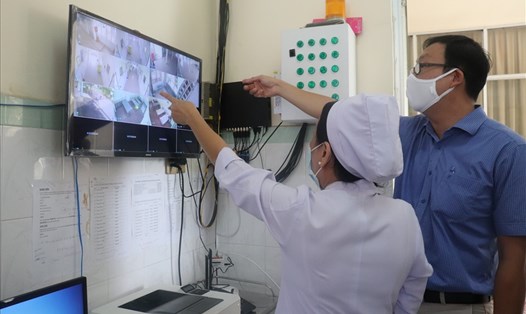 Các y bác sĩ bệnh viện phổi Đồng Nai giám sát điều trị COVID-19 qua hệ thống Camera. Ảnh: Hà Anh Chiến