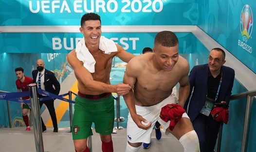 Bức ảnh gây ấn tượng mạnh giữa Ronaldo và Mbappe tại vòng loại Euro 2020. Ảnh: UEFA
