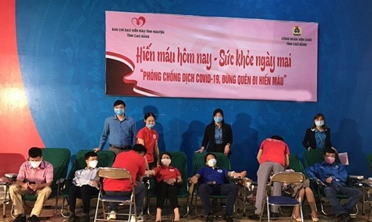 Đoàn viên Công đoàn Viên chức tỉnh Cao Bằng hiến máu tình nguyện. Ảnh: CĐCB