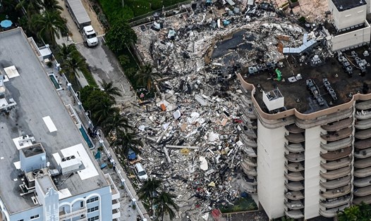 Toàn cảnh sập nhà 12 tầng ở Surfside, Miami, bang Florida, Mỹ ngày 24.6. Ảnh: AFP